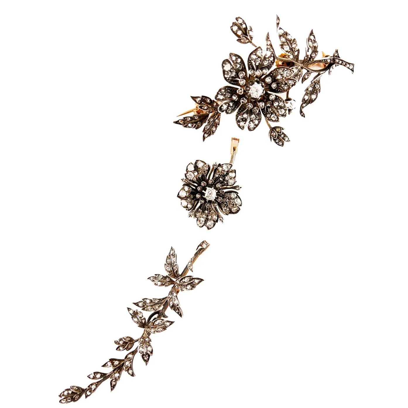 A XIX Century yellow gold and silver brooch with old-cut and rose-cut diamonds. France, 1860.